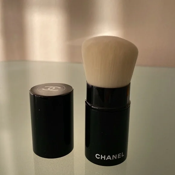 NEW Auth. CHANEL
LES PINCEAUX DE CHANEL
Retractable Kabuki Brush N°108 - Picture 2 of 8